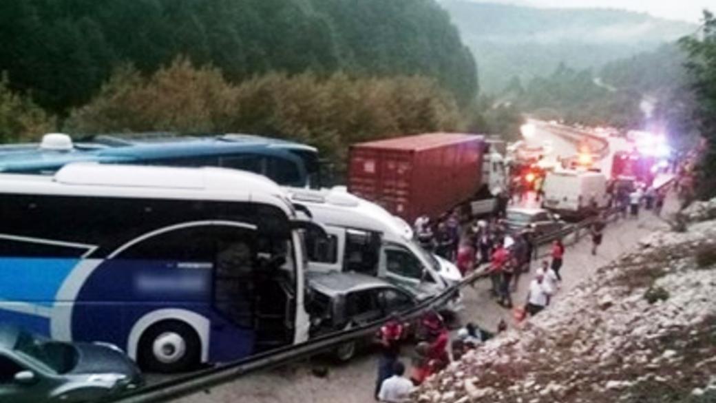 88                  В Турции столкнулись 32 автомобиля есть жертвы