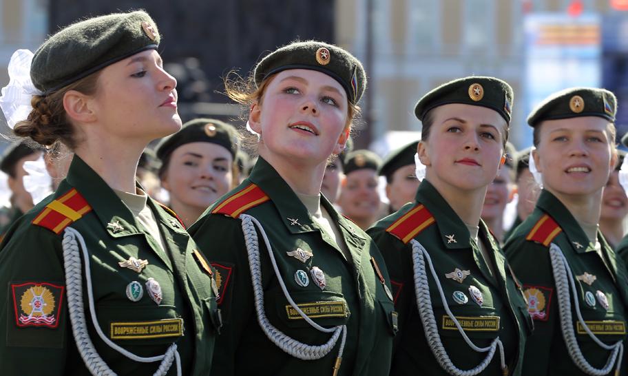 Парад офицеров. Женщины в парадной военной форме. Женская армия. Военная форма для парада. Женщины военные на параде Победы.