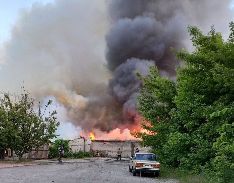 Какие обстрелы сегодня. Пожары. Огромный пожар. Пожар фото. Обстрел Калининского района Донецка.
