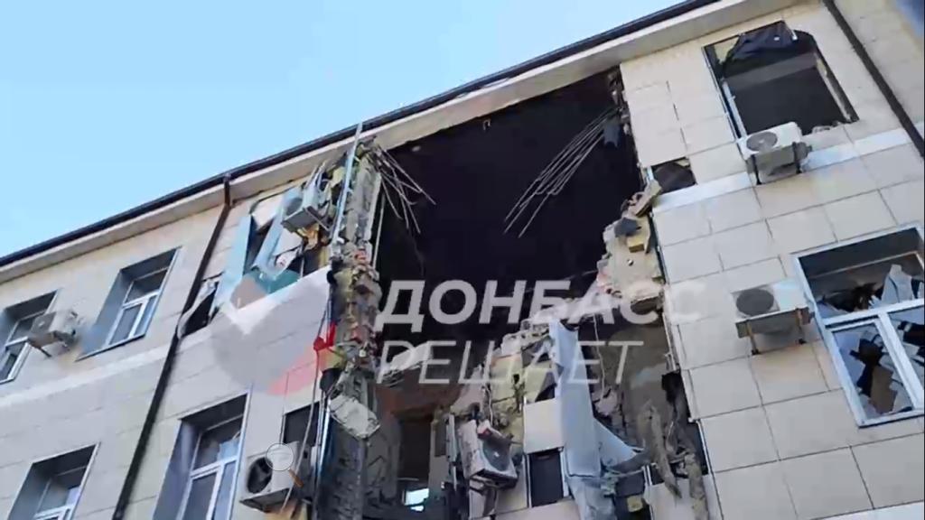 В Донецке показали повреждения одного из корпусов больницы имени ...