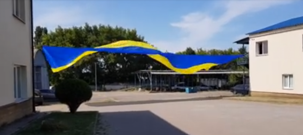 На Донбассе изготовили самый большой флаг Украины в зоне ООС, фото-2