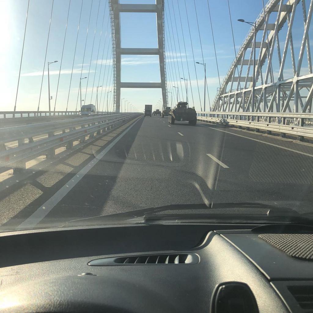 По Керченскому мосту идет военная техника: опубликовано фото, фото-2