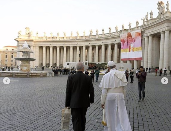 Папа Римский разделил обед с тремя тысячами бедняков, фото-4