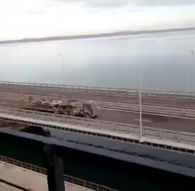 «Для этого он и нужен был». По Керченскому мосту идет колонна военной техники, фото-2