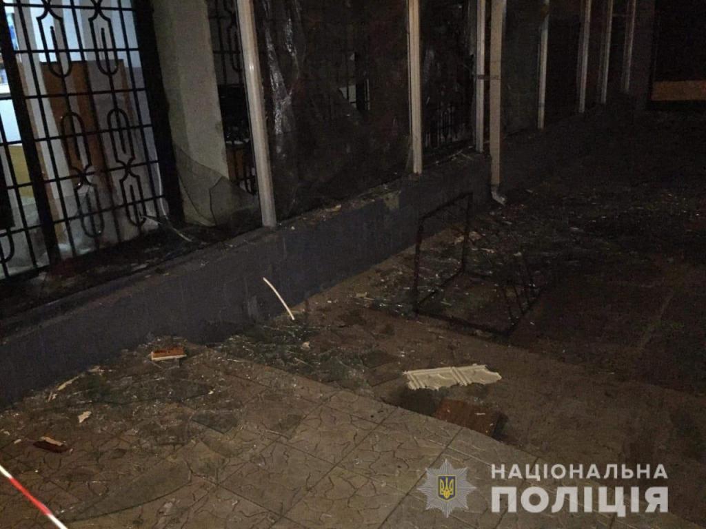 В Павлограде мужчина бросил гранату в помещение банка, фото-3