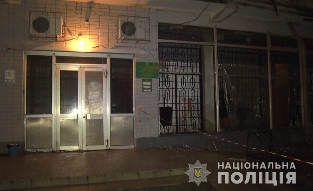 В Павлограде мужчина бросил гранату в помещение банка, фото-4