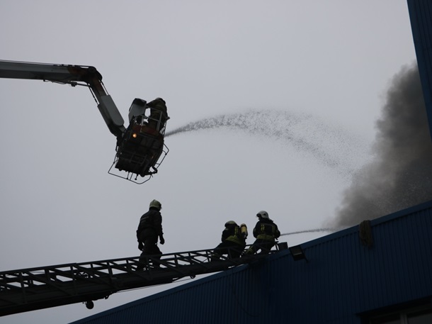 В Киеве масштабный пожар на складах -- спасатели локализовали возгорание, фото-6