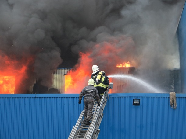 В Киеве масштабный пожар на складах -- спасатели локализовали возгорание, фото-7
