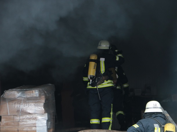 В Киеве масштабный пожар на складах -- спасатели локализовали возгорание, фото-9