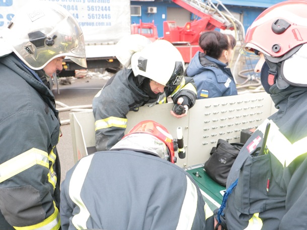 В Киеве масштабный пожар на складах -- спасатели локализовали возгорание, фото-11