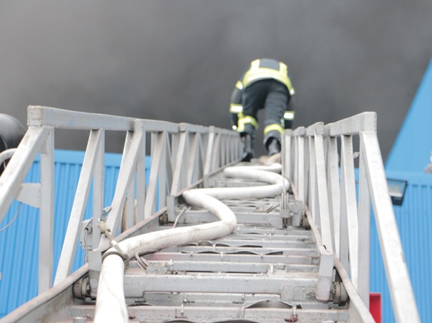 В Киеве масштабный пожар на складах -- спасатели локализовали возгорание, фото-12