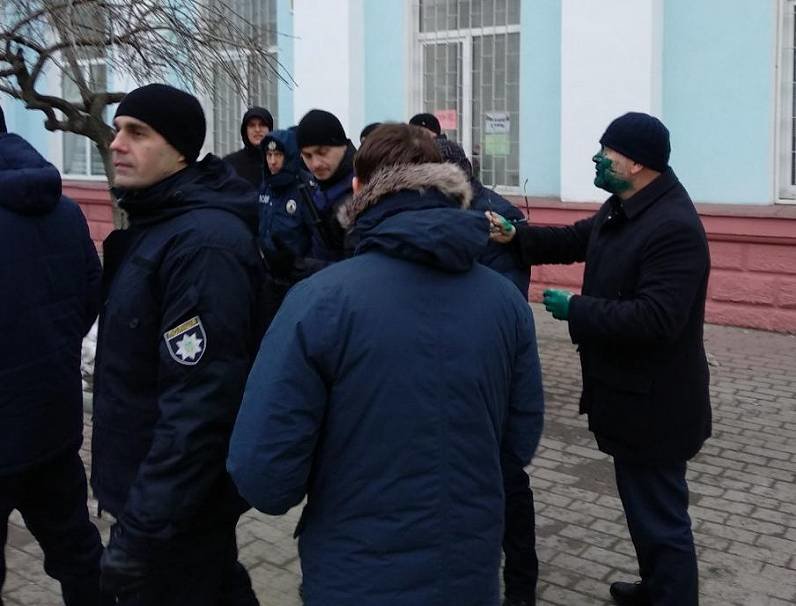 В Бердянске активисты облили зеленкой Александра Вилкула, фото-4
