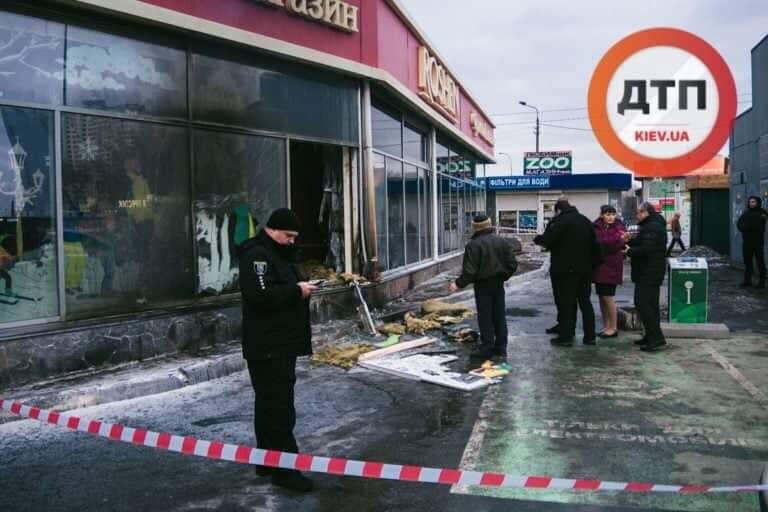 «Мог быть поджог»: в Киеве горел магазин Roshen, фото-5