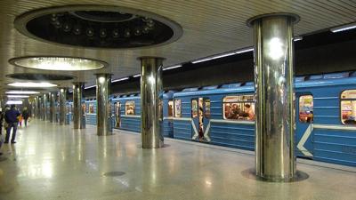 Секс блондинки с любовником в вагоне метро сняли на видео