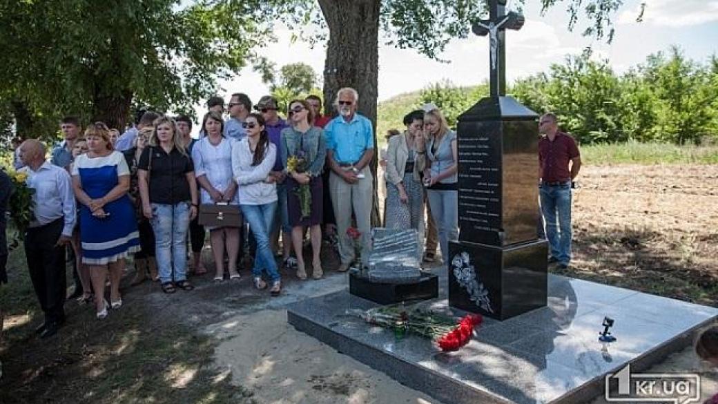 Село Лозоватка Криворожский район. Памятник Кузьмы Скрябина. Памятник Кузьме Деревянко. Памятник Кузьме Скрябину на кладбище фото.