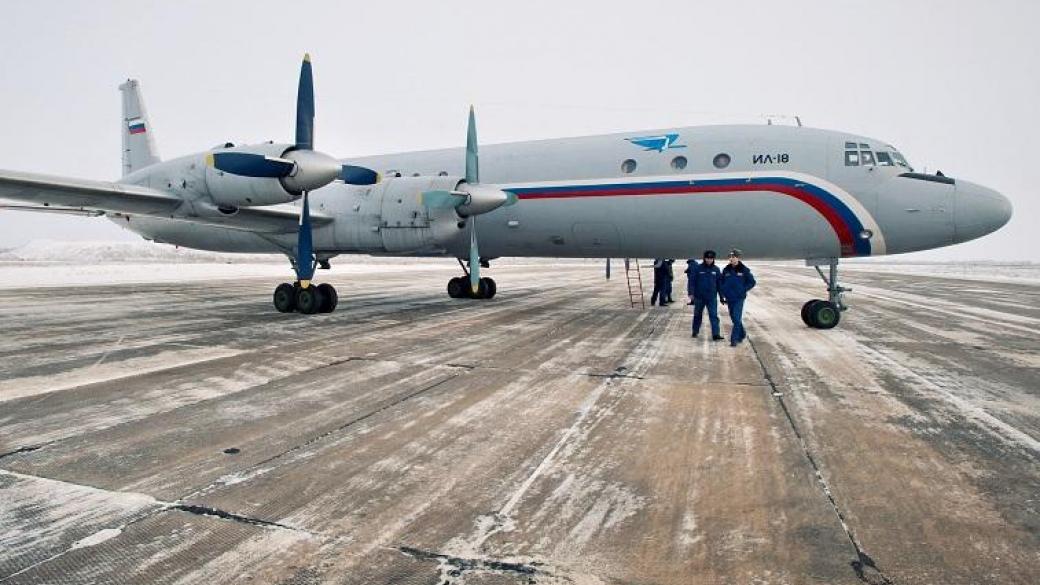 Ил 18. Ил 18 военный. Ил 18 военный самолет. Самолёт грузовой ил-18. Ил-18в борт 75559.