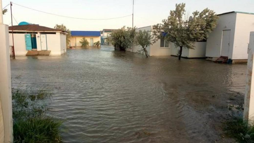 Моря вышли из берегов. Кирилловка Азовское море потоп. Море затопило. Затопило Федотову косу. Затопленный город в Азовском море.