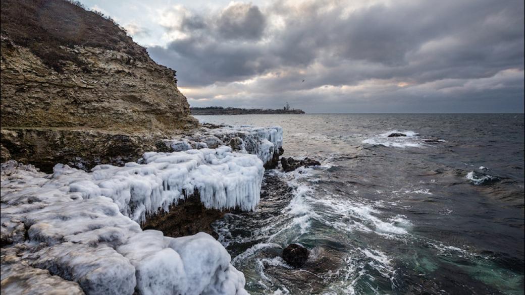 Черное море зимой. Замерзшее море в Крыму. Замерзшее черное море в Крыму. Зима на черном море. Берег черного моря зимой.