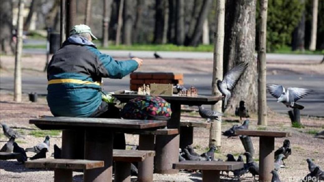 Скамейка около подъезда является общественным местом